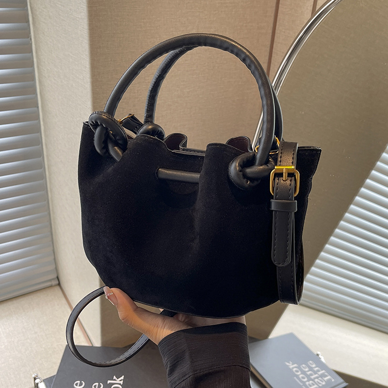 Чанта-кофа кроссбоди – полиестерна външна част, меко усещане, подплата от синтетична кожа, хоризонтална квадратна форма, скрит джоб с цип