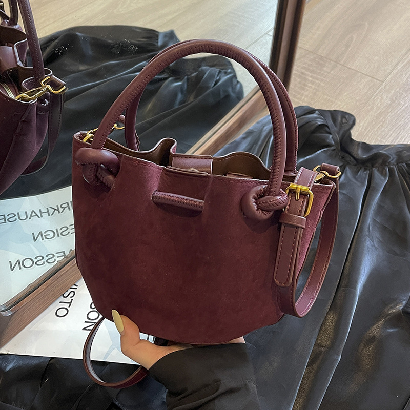 Чанта-кофа кроссбоди – полиестерна външна част, меко усещане, подплата от синтетична кожа, хоризонтална квадратна форма, скрит джоб с цип