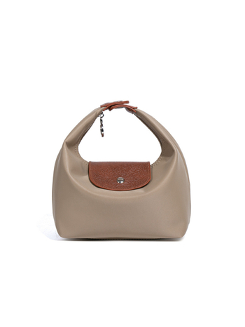 Női nylon válltáska utcai divat stílusban, dumpling alakú forma, cipzáras záródás, belső telefonzseb