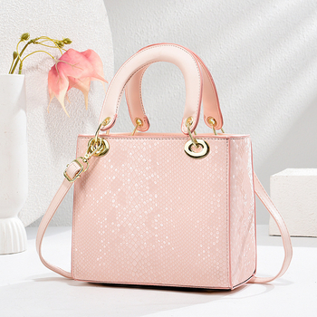 PU anyagú flitteres kézitáska Princess Diana-stílusban, függőleges négyzetes alak, cipzáros nyitás, poliészter bélés