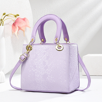 PU anyagú flitteres kézitáska Princess Diana-stílusban, függőleges négyzetes alak, cipzáros nyitás, poliészter bélés