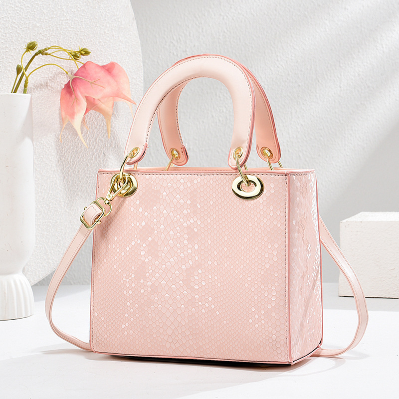 PU anyagú flitteres kézitáska Princess Diana-stílusban, függőleges négyzetes alak, cipzáros nyitás, poliészter bélés