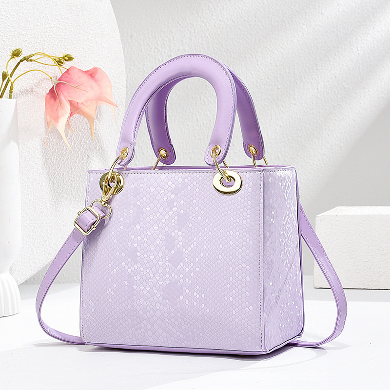 PU anyagú flitteres kézitáska Princess Diana-stílusban, függőleges négyzetes alak, cipzáros nyitás, poliészter bélés