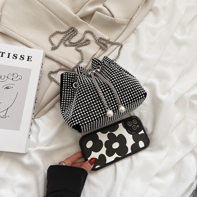 Rhinestone PU bucket táska, húzózáras záródás, láncos válltáska, belső cipzáras zseb