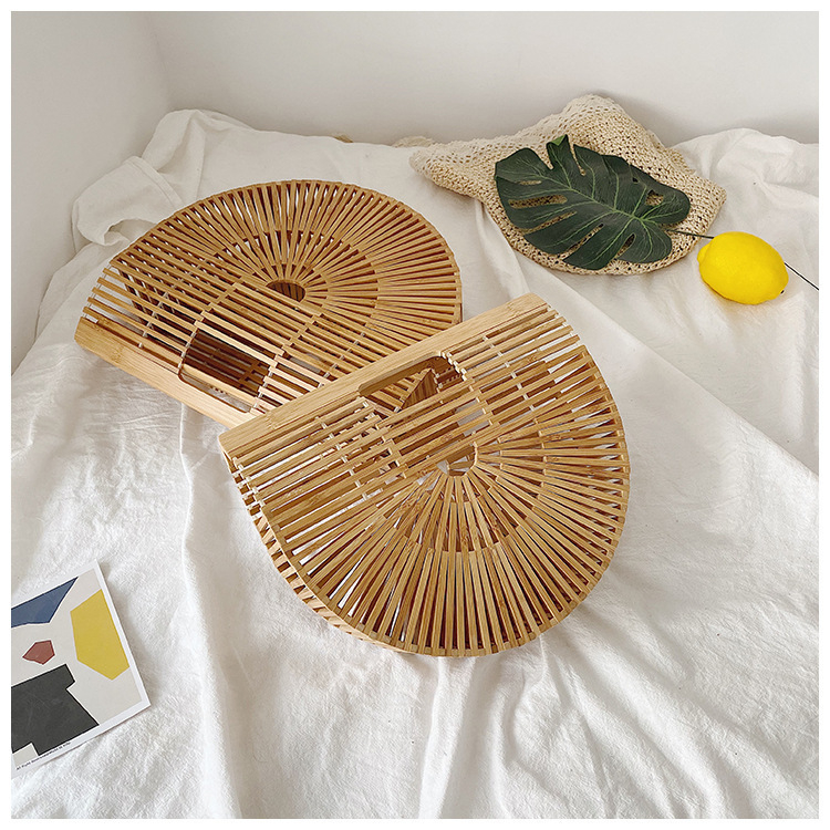 Kézzel készített bambusz kézitáska, félkör alakú forma, bambusz- és rattan szövésből, Tavasz 2024