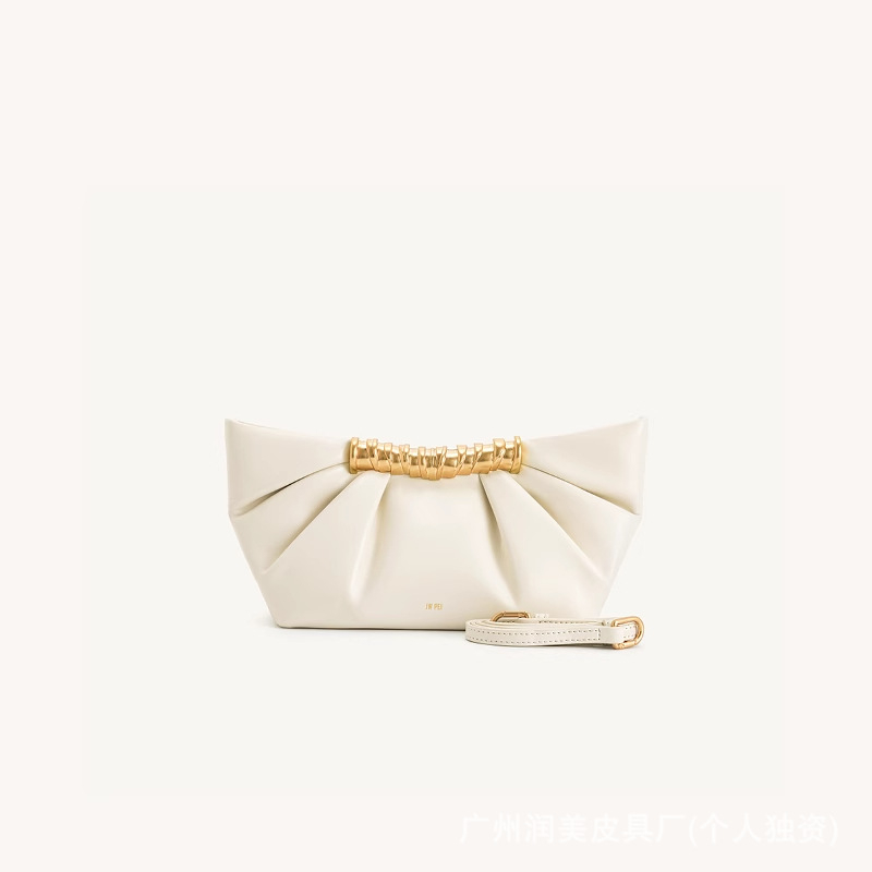 Leia plisírozott clutch táska – valódi bőr, mágneses zárás, kártyatartó rekesz, poliészter bélés, vízszintesen négyszögletes forma