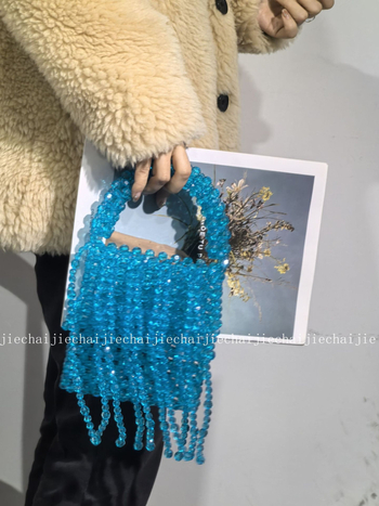 Kézzel szőtt akril gyöngyös tassel táska, niche design (Anyag: Akril; Forma: függőleges négyzet alak; Belső: mobiltelefon zsebe; Nyitás: nyitott tetejű)