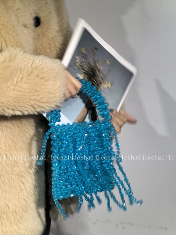 Kézzel szőtt akril gyöngyös tassel táska, niche design (Anyag: Akril; Forma: függőleges négyzet alak; Belső: mobiltelefon zsebe; Nyitás: nyitott tetejű)