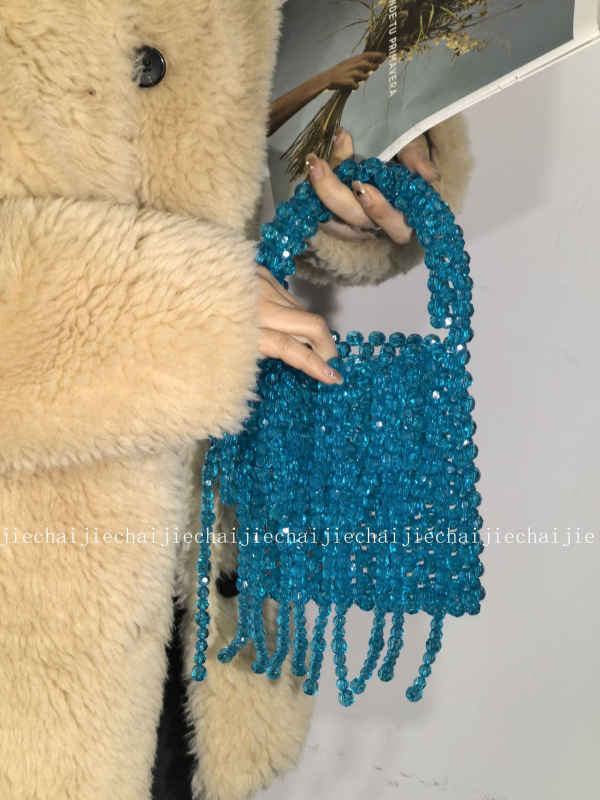 Kézzel szőtt akril gyöngyös tassel táska, niche design (Anyag: Akril; Forma: függőleges négyzet alak; Belső: mobiltelefon zsebe; Nyitás: nyitott tetejű)