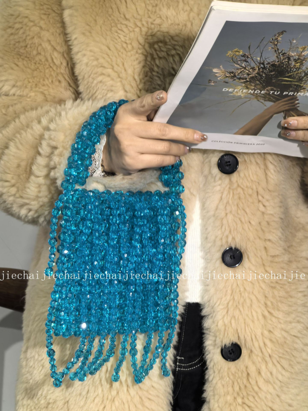 Kézzel szőtt akril gyöngyös tassel táska, niche design (Anyag: Akril; Forma: függőleges négyzet alak; Belső: mobiltelefon zsebe; Nyitás: nyitott tetejű)