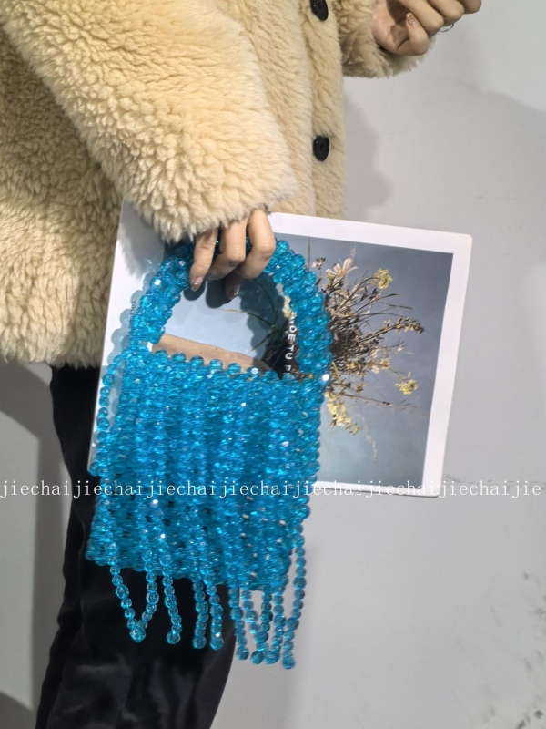 Kézzel szőtt akril gyöngyös tassel táska, niche design (Anyag: Akril; Forma: függőleges négyzet alak; Belső: mobiltelefon zsebe; Nyitás: nyitott tetejű)