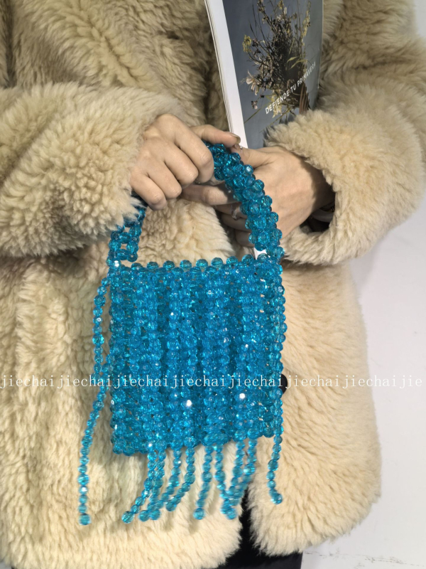 Kézzel szőtt akril gyöngyös tassel táska, niche design (Anyag: Akril; Forma: függőleges négyzet alak; Belső: mobiltelefon zsebe; Nyitás: nyitott tetejű)