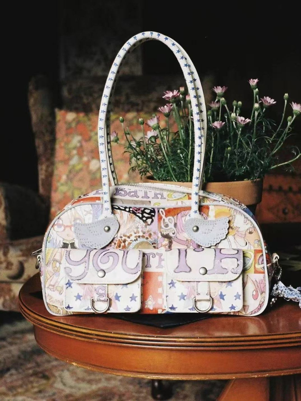 Koreai Youthbath × Oliwa Boston táska – PU anyag, vízszintes négyszögletes forma, zipzár, poliészter bélés, dupla vállpánt