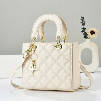 Keresztbody táska utcai divat stílusban, PU anyag, vízszintes négyzet alak, cipzáras nyitás, 2025 tavaszi megjelenés.