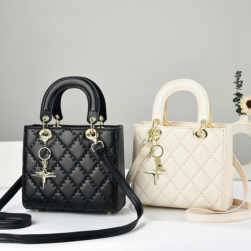 Keresztbody táska utcai divat stílusban, PU anyag, vízszintes négyzet alak, cipzáras nyitás, 2025 tavaszi megjelenés.