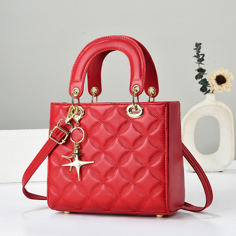 Keresztbody táska utcai divat stílusban, PU anyag, vízszintes négyzet alak, cipzáras nyitás, 2025 tavaszi megjelenés.