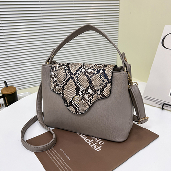PU műbőr kígyó mintás női kézitáska, függőleges négyszöges forma, zárás fedéllel, külső táska fedéllel, poliészter bélés, belső rekeszek: zipzáras rekesz, telefonrekesz, ID rekesz