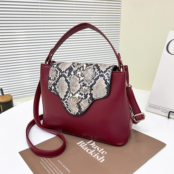 PU műbőr kígyó mintás női kézitáska, függőleges négyszöges forma, zárás fedéllel, külső táska fedéllel, poliészter bélés, belső rekeszek: zipzáras rekesz, telefonrekesz, ID rekesz