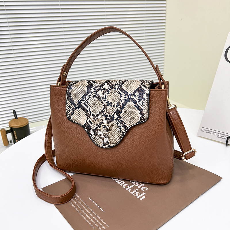 PU műbőr kígyó mintás női kézitáska, függőleges négyszöges forma, zárás fedéllel, külső táska fedéllel, poliészter bélés, belső rekeszek: zipzáras rekesz, telefonrekesz, ID rekesz