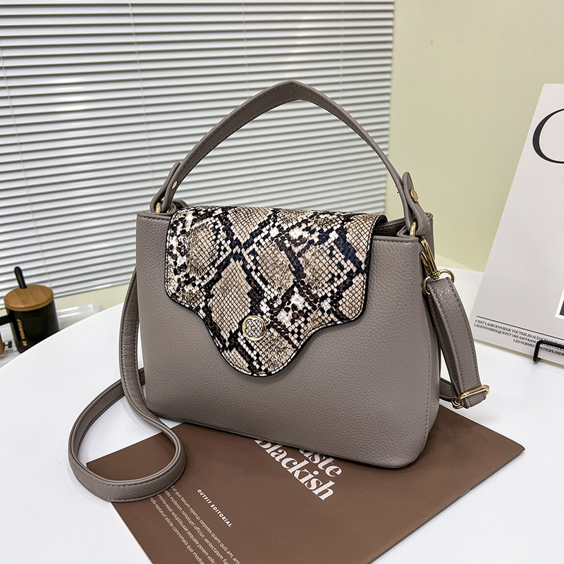 PU műbőr kígyó mintás női kézitáska, függőleges négyszöges forma, zárás fedéllel, külső táska fedéllel, poliészter bélés, belső rekeszek: zipzáras rekesz, telefonrekesz, ID rekesz