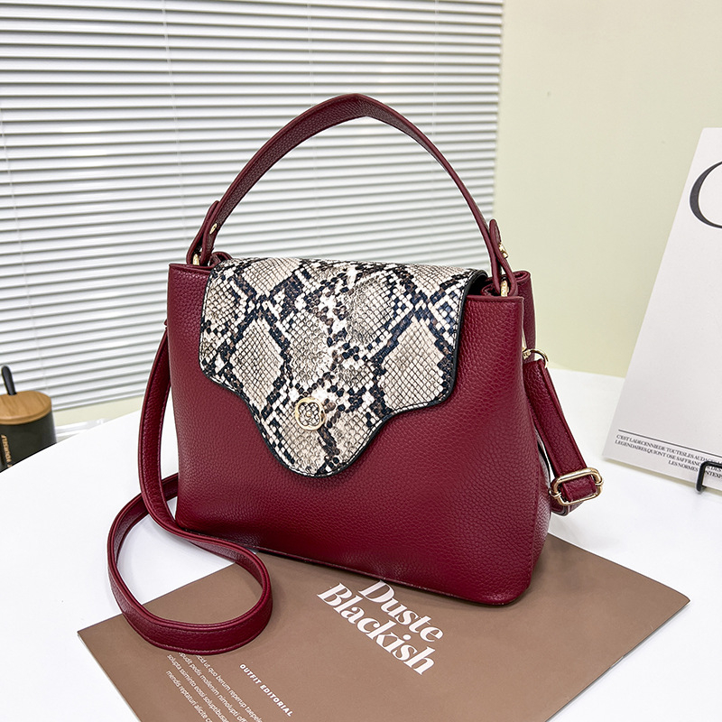 PU műbőr kígyó mintás női kézitáska, függőleges négyszöges forma, zárás fedéllel, külső táska fedéllel, poliészter bélés, belső rekeszek: zipzáras rekesz, telefonrekesz, ID rekesz