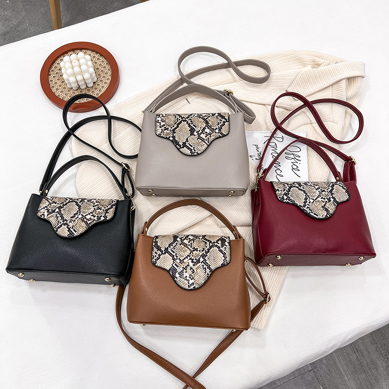 PU műbőr kígyó mintás női kézitáska, függőleges négyszöges forma, zárás fedéllel, külső táska fedéllel, poliészter bélés, belső rekeszek: zipzáras rekesz, telefonrekesz, ID rekesz