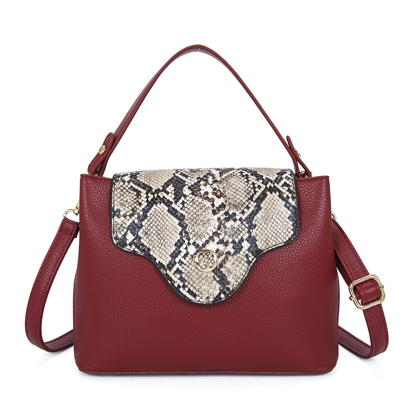 PU műbőr kígyó mintás női kézitáska, függőleges négyszöges forma, zárás fedéllel, külső táska fedéllel, poliészter bélés, belső rekeszek: zipzáras rekesz, telefonrekesz, ID rekesz