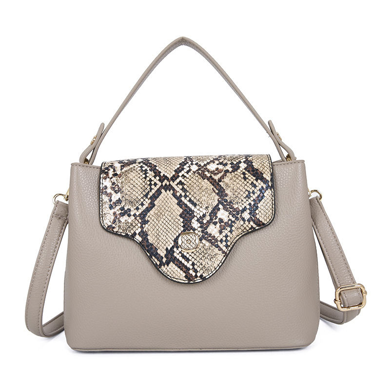 PU műbőr kígyó mintás női kézitáska, függőleges négyszöges forma, zárás fedéllel, külső táska fedéllel, poliészter bélés, belső rekeszek: zipzáras rekesz, telefonrekesz, ID rekesz