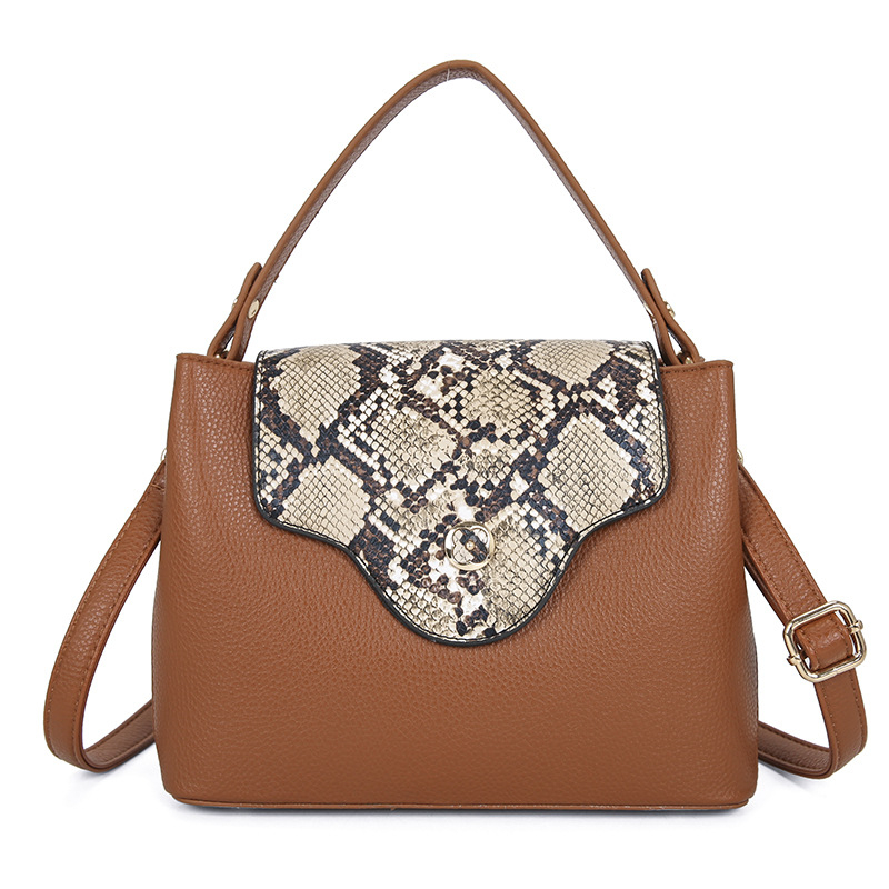 PU műbőr kígyó mintás női kézitáska, függőleges négyszöges forma, zárás fedéllel, külső táska fedéllel, poliészter bélés, belső rekeszek: zipzáras rekesz, telefonrekesz, ID rekesz