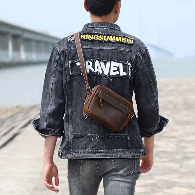 Férfi válltáska első rétegű bőrből, Crazy Horse felülettel, horizontális négyzet alakú forma, cipzáras nyitás, belső telefontok