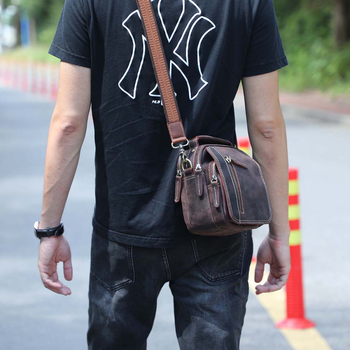 Мъжка чанта през рамо от естествена кожа – горен слой телешка кожа, хоризонтална квадратна форма, затваряне с цип, вътрешни джобове: цип, джоб за телефон и джоб за лична карта