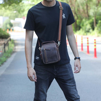 Мъжка чанта през рамо от естествена кожа – горен слой телешка кожа, хоризонтална квадратна форма, затваряне с цип, вътрешни джобове: цип, джоб за телефон и джоб за лична карта