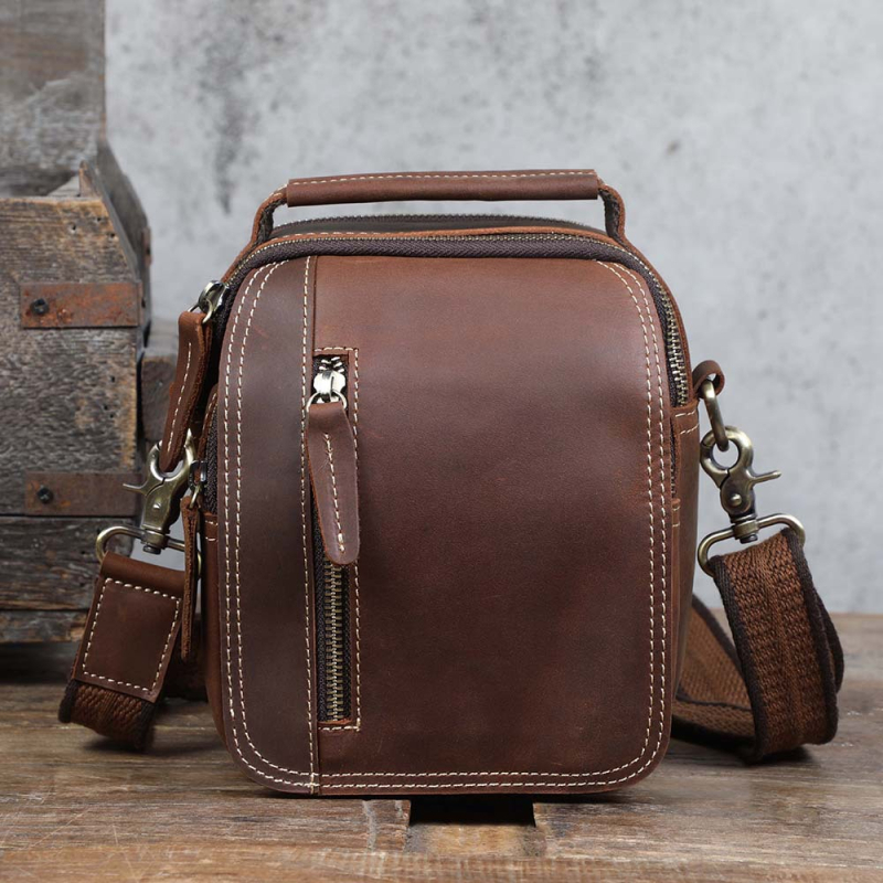 Мъжка чанта през рамо от естествена кожа – горен слой телешка кожа, хоризонтална квадратна форма, затваряне с цип, вътрешни джобове: цип, джоб за телефон и джоб за лична карта