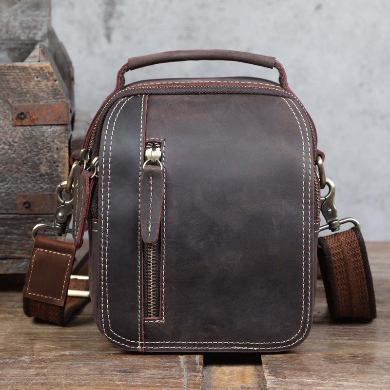 Мъжка чанта през рамо от естествена кожа – горен слой телешка кожа, хоризонтална квадратна форма, затваряне с цип, вътрешни джобове: цип, джоб за телефон и джоб за лична карта