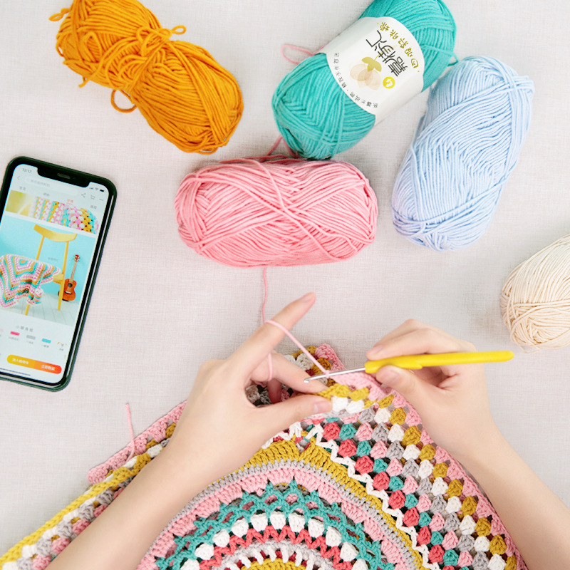 Mezgamas lėlių pledas, rankų darbas, keturių siūlų medvilnės siūlas mišinys (60% Xinjiang medvilnė, 40% akrilas); 2.6 NM, 4 siūlai, 50 g