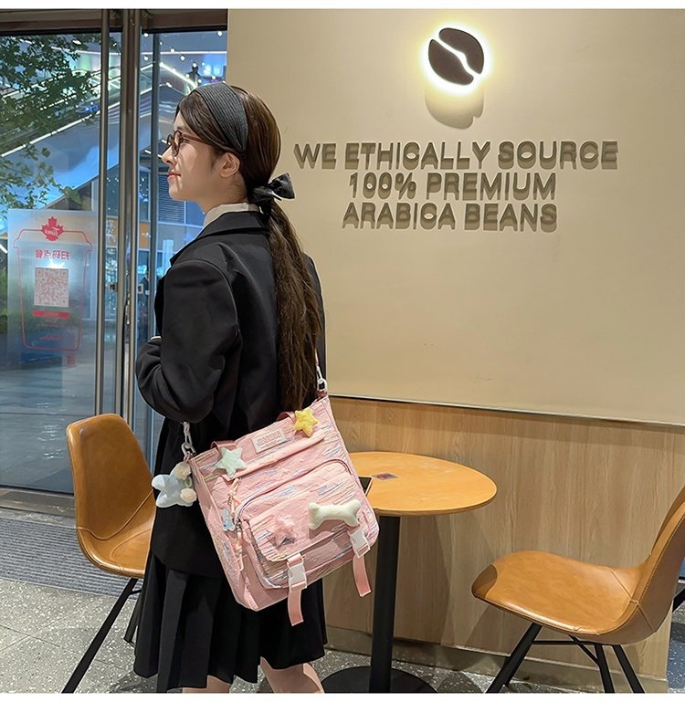 Fendel nejlon iskolatáska lányoknak, csíkos mintázat, friss és édes stílus, 20–35L, 14 hüvelykes laptophoz alkalmas, ergonomikus ívelt vállpántok, terheléscsökkentő kialítás, 2025 tavasz