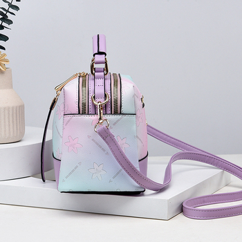 Crossbody párna táska – PU, vízszintes négyszög alakú, zipzár zárás, belső cipzáras zseb, poliészter bélés