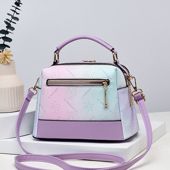 Crossbody párna táska – PU, vízszintes négyszög alakú, zipzár zárás, belső cipzáras zseb, poliészter bélés