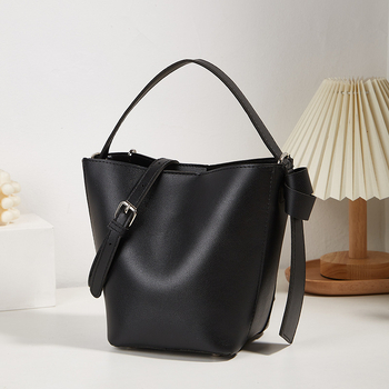 Utcai stílusú vödör táska PU anyagból, mágneses zárás, belső rekeszek: rejtett cipzáras zseb, telefonzseb, ID-zseb