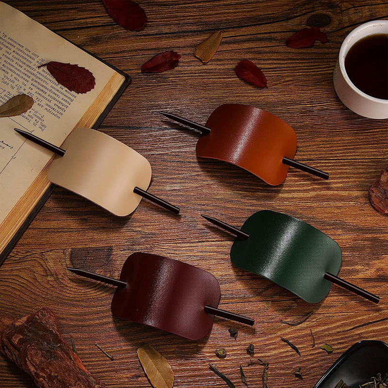 Retro geometrinis dirbtinės odos plaukų segtukas su ovaliu klipu ir mediniu koteliu; medžiaga: dirbtinė oda; stilius: retro; stilizavimas: geometrija; įpakavimas: atskiras įpakavimas; pritaikymas: taip