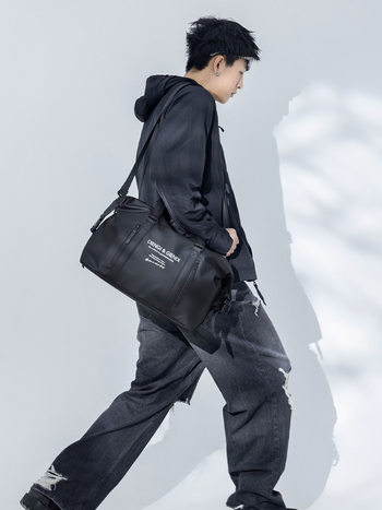 Idigi uniszex utazó oldaltáska 20–35L, kopásálló PU, száraz–nedves elválasztás, városi egyszerű stílus szabadidőre