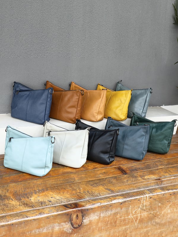 Valódi bőr keresztbody táska, kis négyzetes formájú, első réteg marhabőrből, dupla vállpánt, cipzáras zseb