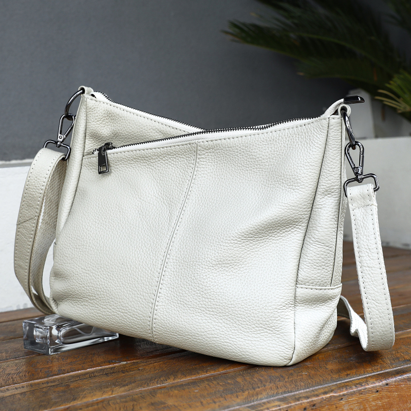 Valódi bőr keresztbody táska, kis négyzetes formájú, első réteg marhabőrből, dupla vállpánt, cipzáras zseb