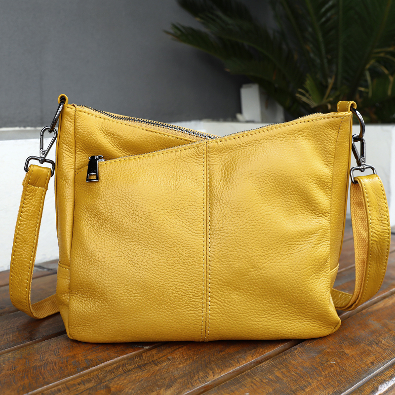 Valódi bőr keresztbody táska, kis négyzetes formájú, első réteg marhabőrből, dupla vállpánt, cipzáras zseb