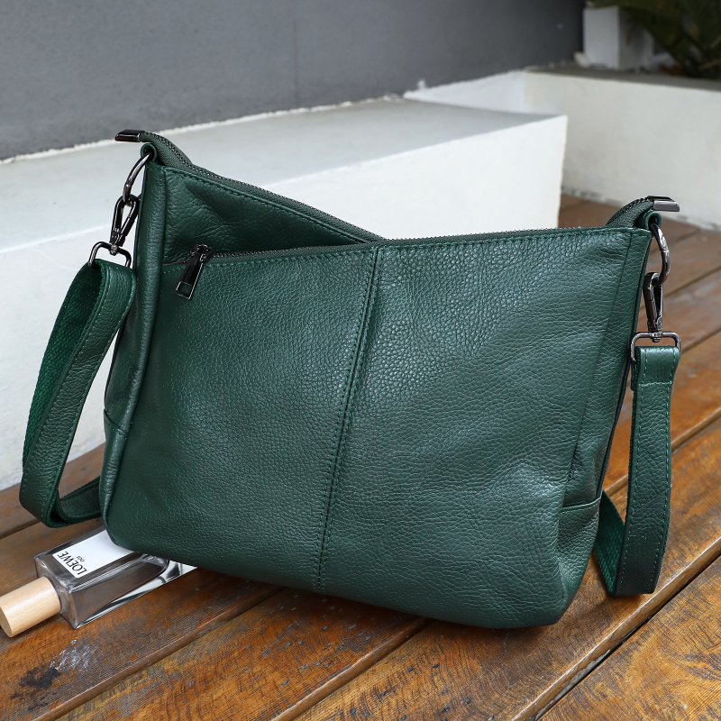 Valódi bőr keresztbody táska, kis négyzetes formájú, első réteg marhabőrből, dupla vállpánt, cipzáras zseb