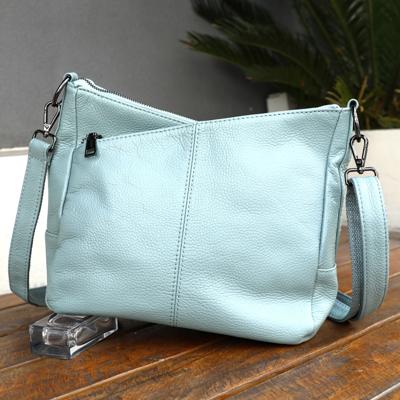 Valódi bőr keresztbody táska, kis négyzetes formájú, első réteg marhabőrből, dupla vállpánt, cipzáras zseb