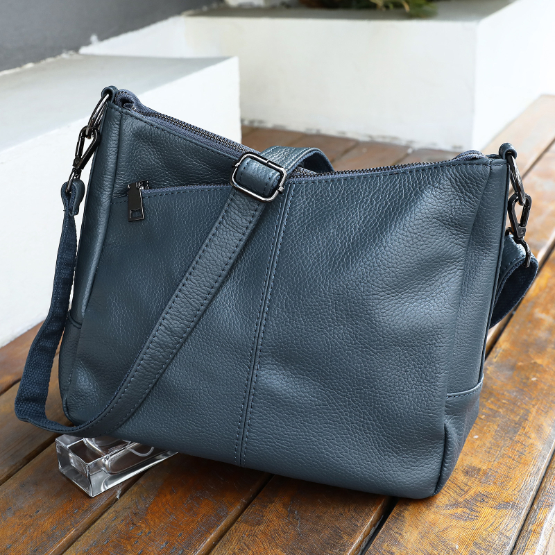 Valódi bőr keresztbody táska, kis négyzetes formájú, első réteg marhabőrből, dupla vállpánt, cipzáras zseb