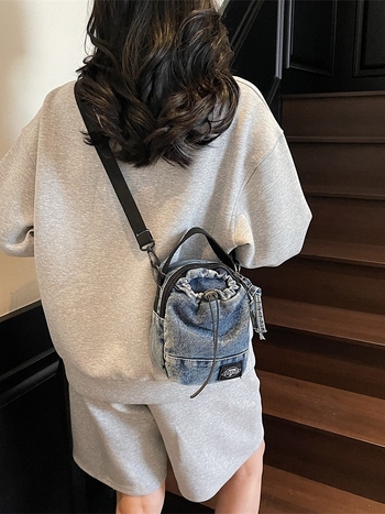 Geantă din denim, tip bucket, cu șnur, căptușeală din nylon, buzunar intern pentru telefon