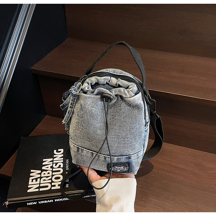 Geantă din denim, tip bucket, cu șnur, căptușeală din nylon, buzunar intern pentru telefon