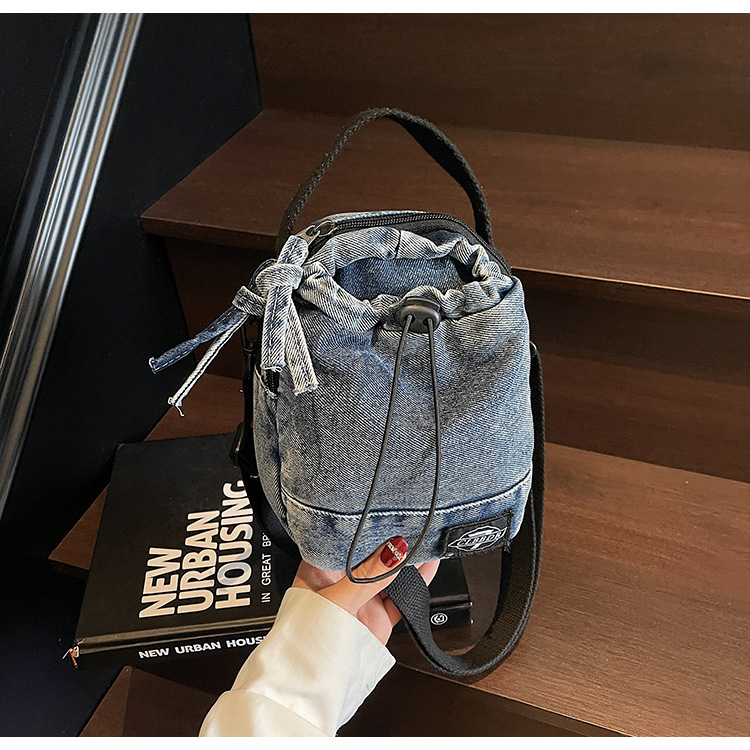 Geantă din denim, tip bucket, cu șnur, căptușeală din nylon, buzunar intern pentru telefon